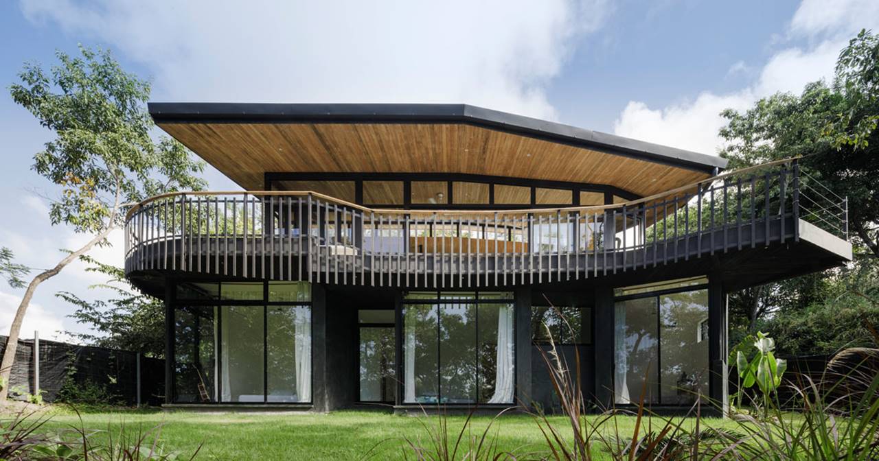 BLACK HOUSE 003