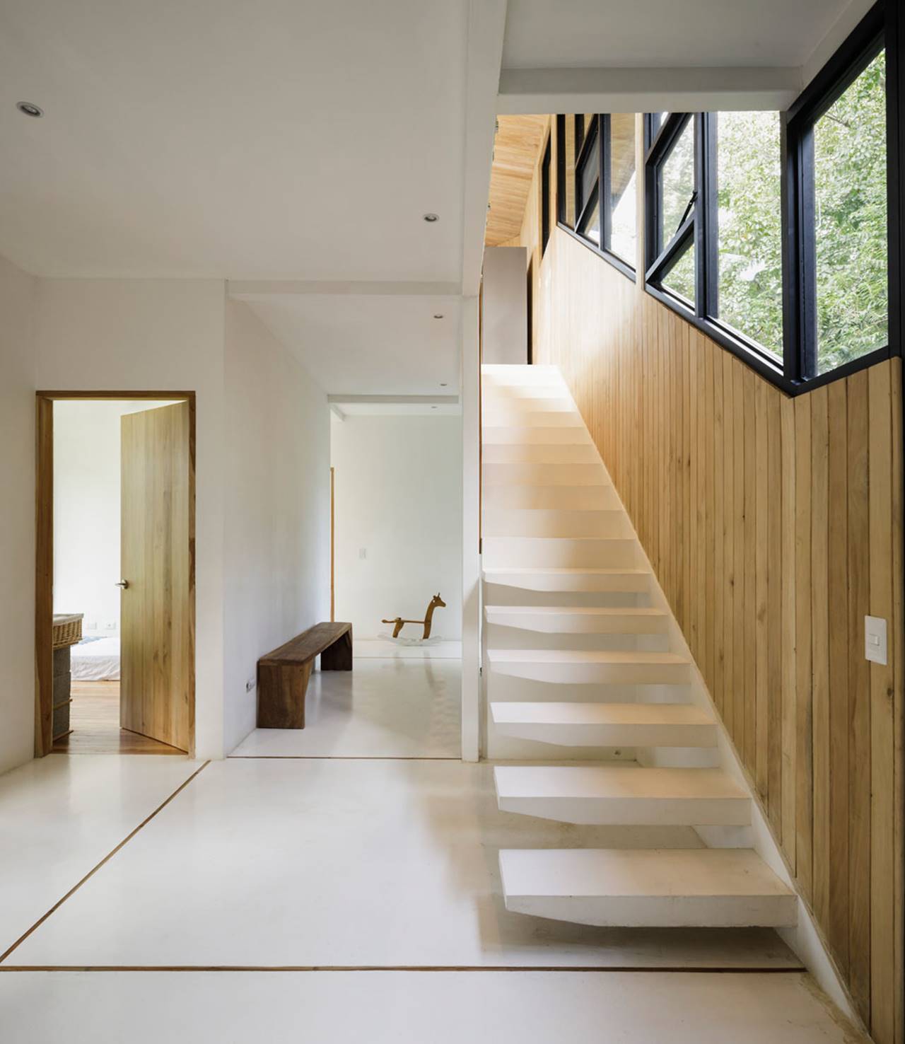 BLACK HOUSE 012
